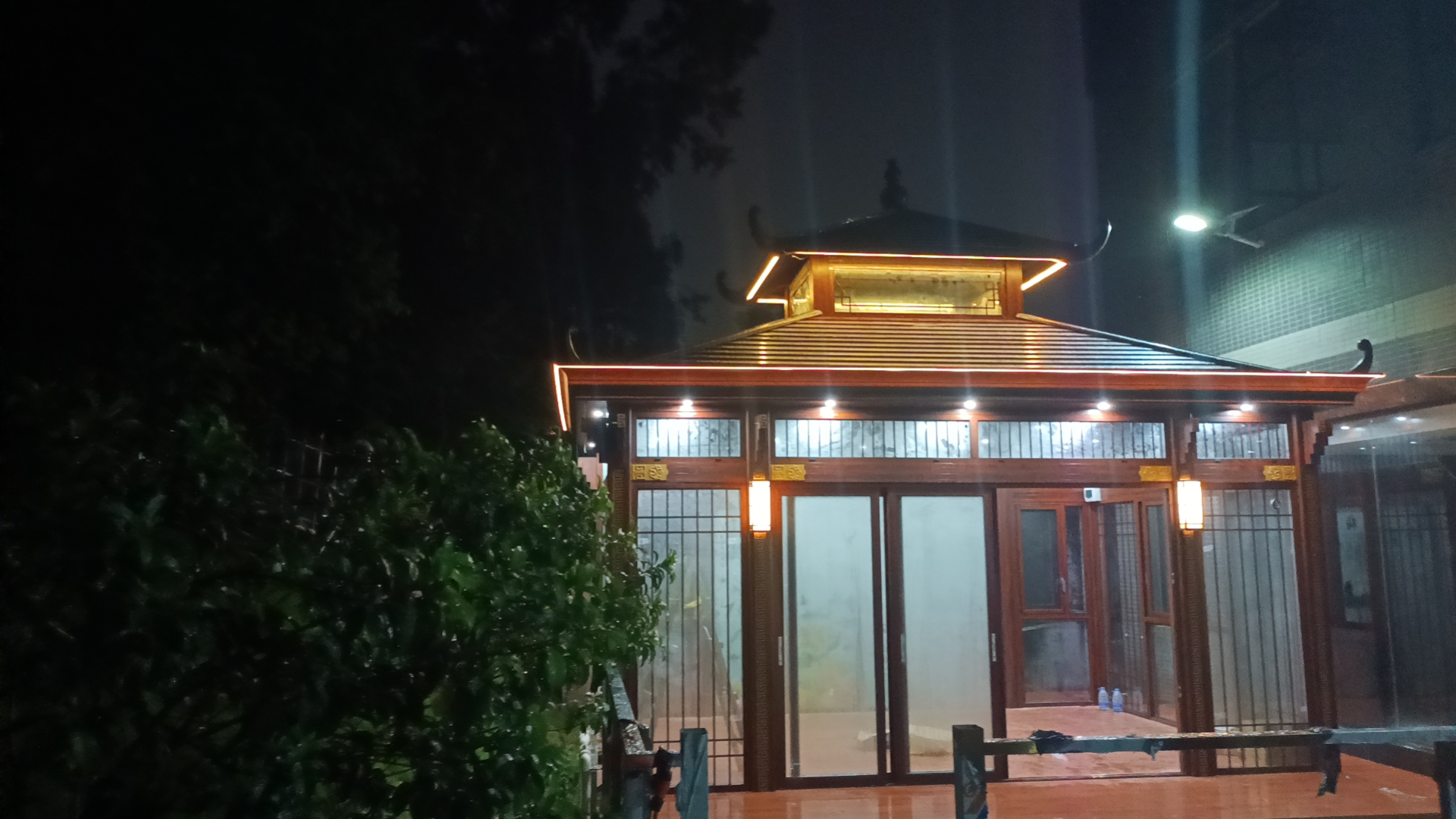 带灯光的花园凉亭