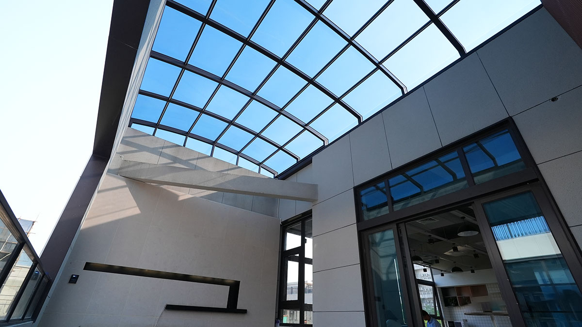 露台上的电动智能可移动阳光房设计安装案例