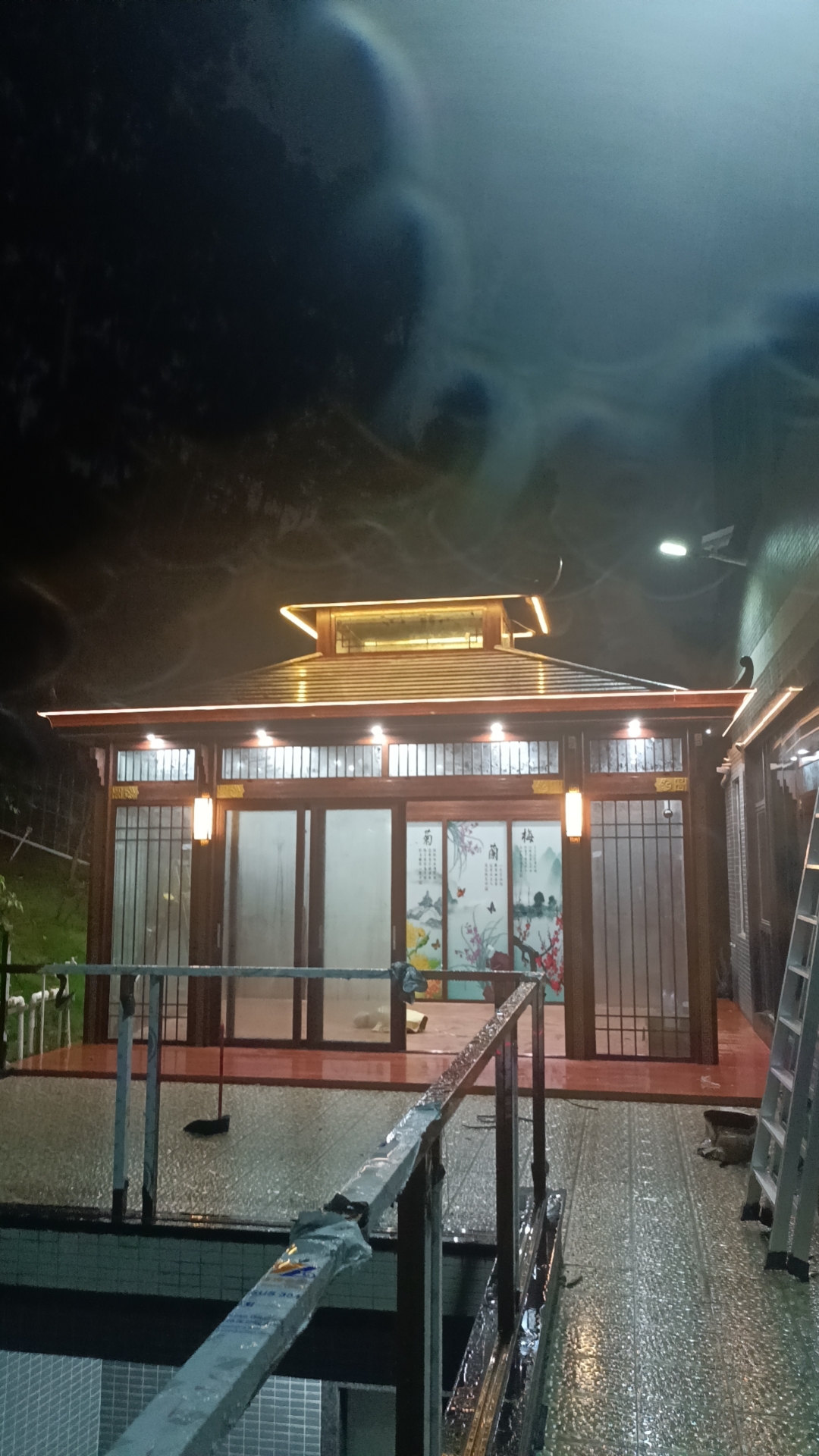 带灯光的花园凉亭