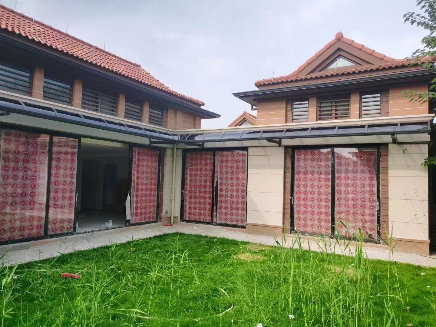 L 型围合式的现代别墅雨棚