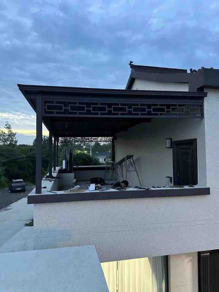 别墅露台上的铝合金隔热阳光房