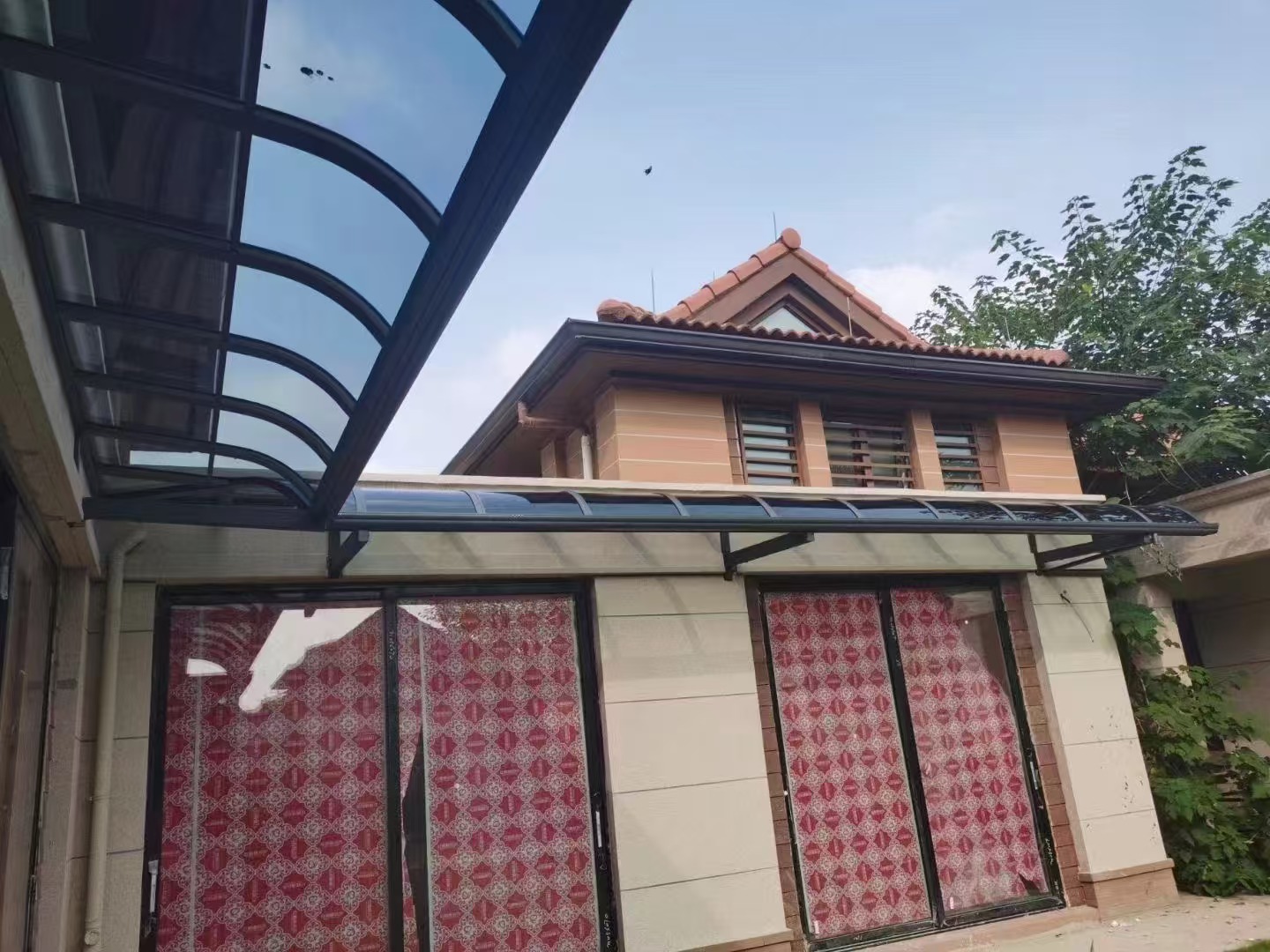 L 型围合式的现代别墅雨棚