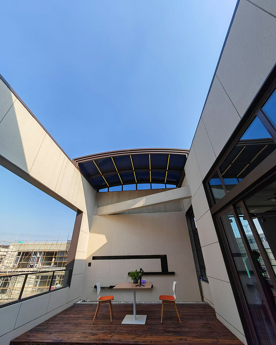 露台上的电动智能可移动阳光房设计安装案例