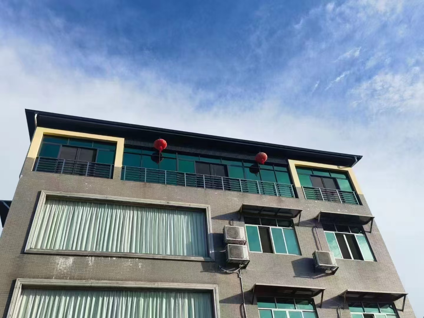 海口秀英某小区阳光房隔热铝合金长城板屋顶施工日志