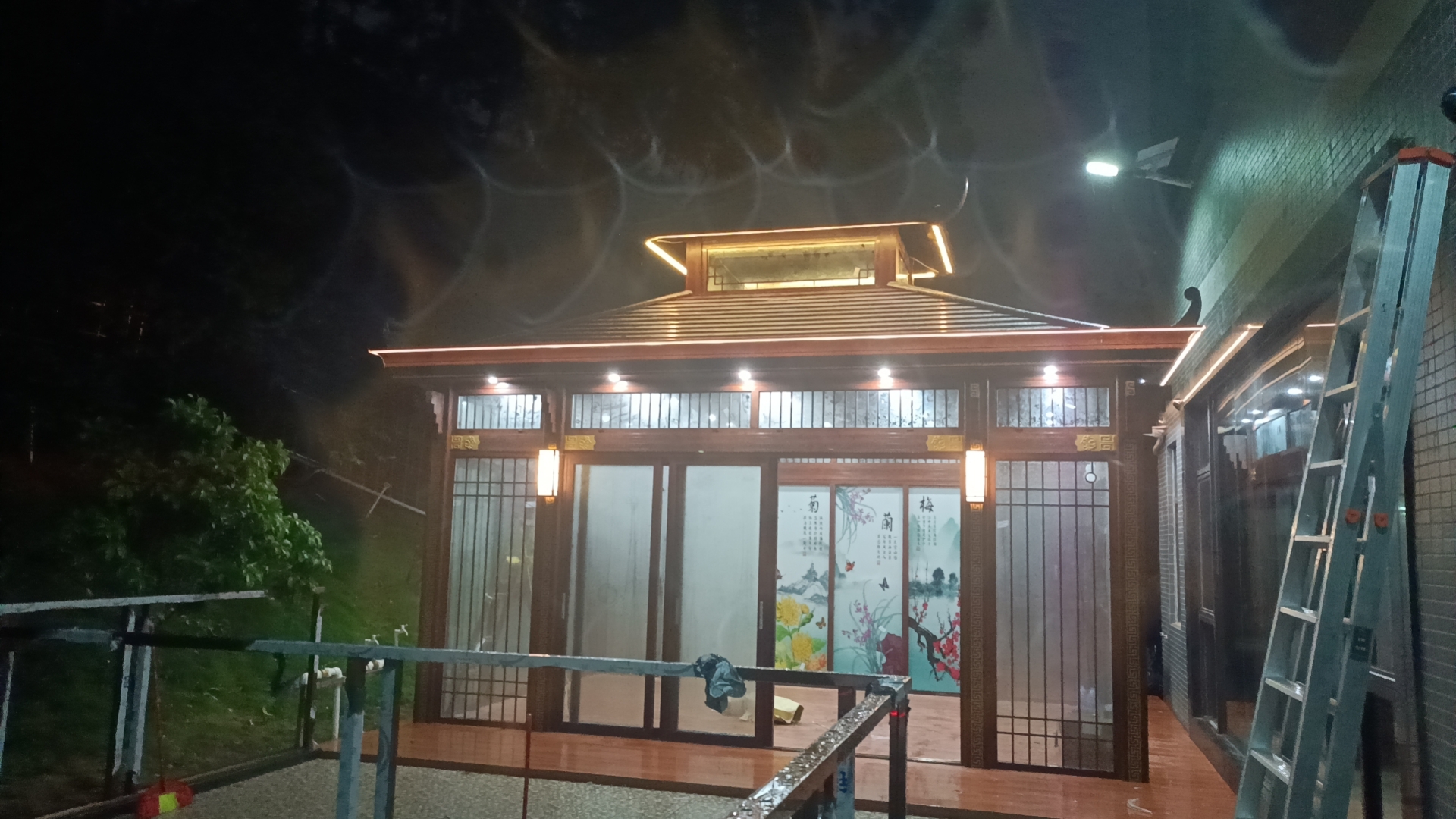 带灯光的花园凉亭