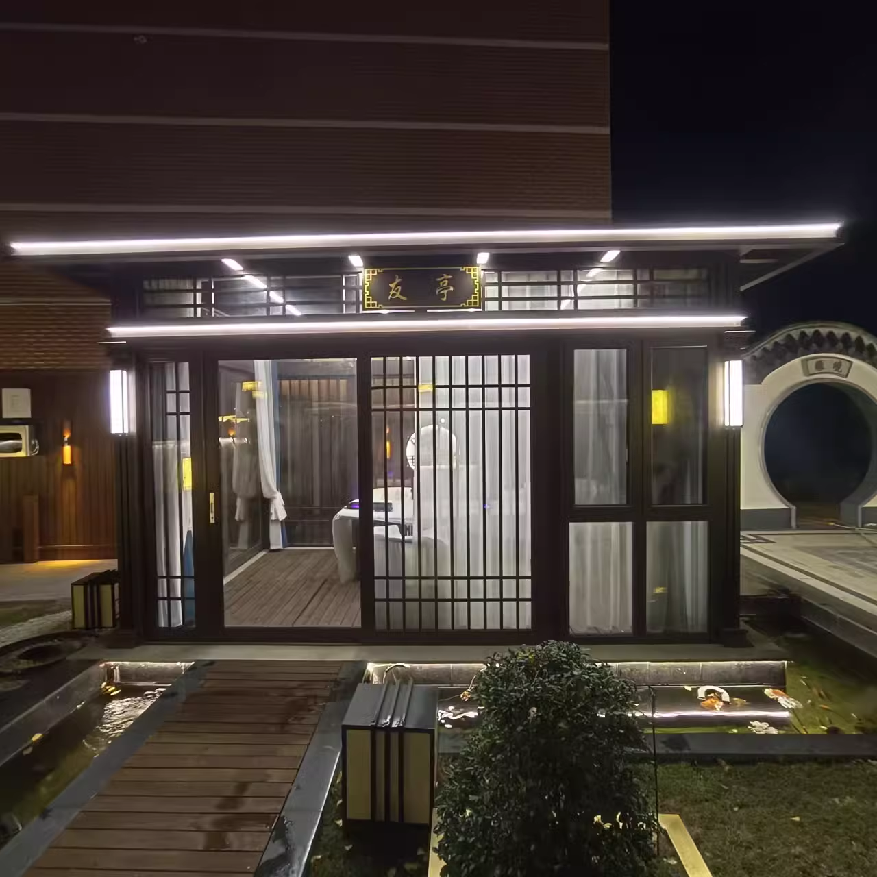 别墅庭院新中式带灯的阳光房茶室夜景