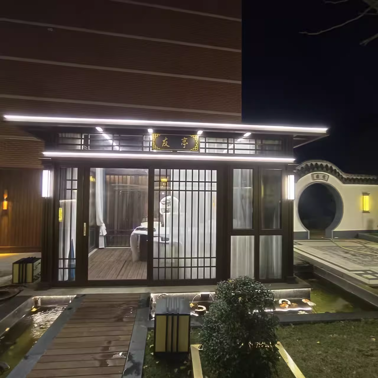 别墅庭院新中式带灯的阳光房茶室夜景